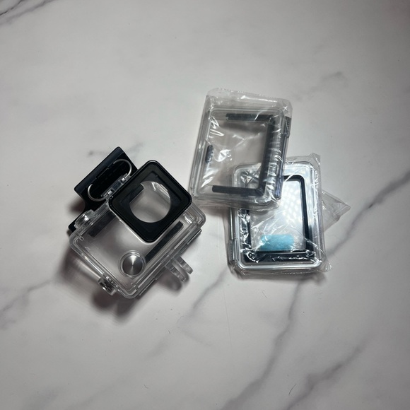 GoPro Hero 4 Silver + ADDITIONAL ATTACHMENTS & VIDEO BATTERIES - Picture 8 of 11